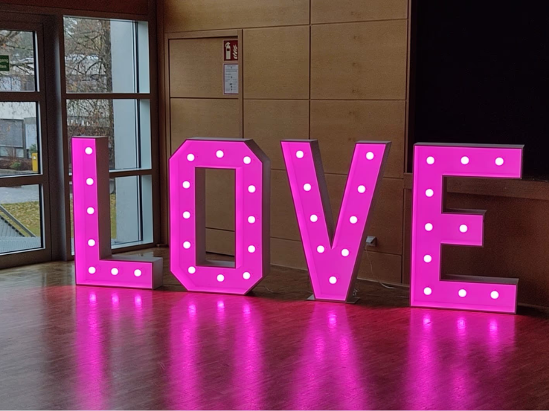 Beleuchteter Love Schriftzug mieten