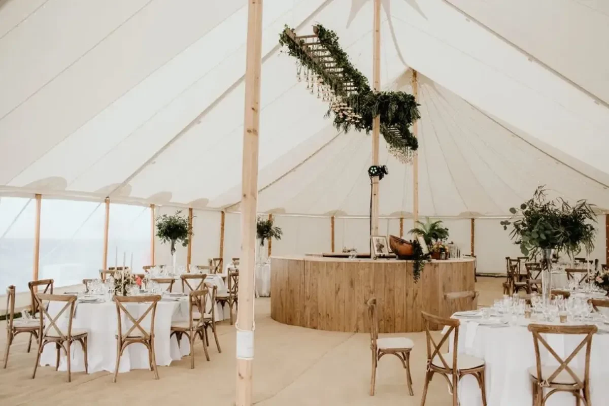 Crossbackstühle und Tische für Hochzeit mieten EmsEvents