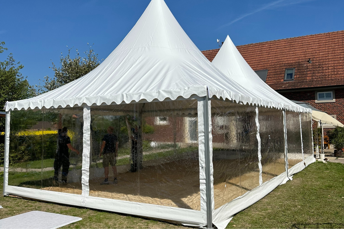 Zwei 6×6 m große Pagodenzelte mit Holzboden auf einem Privatgrundstück in Münster, stilvoll dekoriert für eine Silberhochzeit.