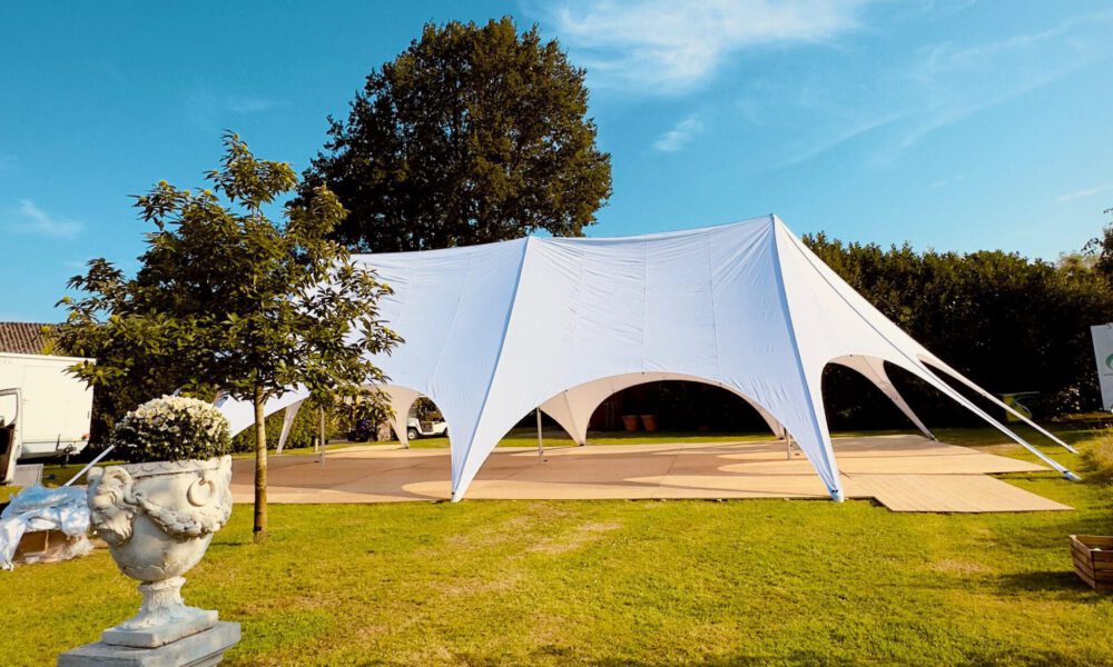 Sternenzelt mit elegantem Holzboden für Hochzeiten, Firmenfeiern und Events – hochwertiger Zeltverleih für besondere Anlässe