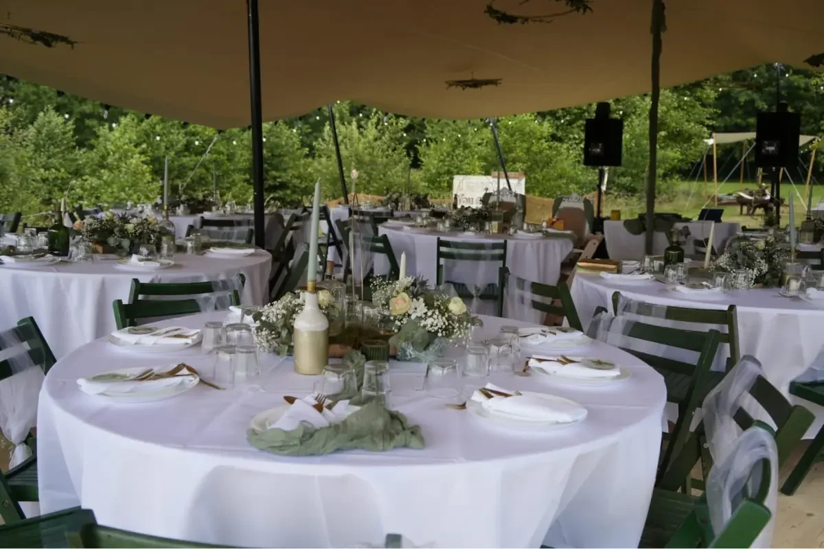 Stretchzelt mit Mobiliar